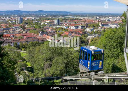 Schienen und Schlossbergbahnen führen vom Stadtzentrum bis zum Schlossberg und Panorama der Stadt Freiburg im Breisgau, Baden-Württemberg Stockfoto