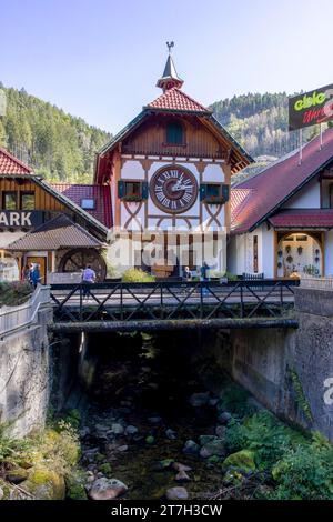 Die größte Kuckucksuhr der Welt mit einer originalen Nachbildung einer Kuckucksuhr, Triberg im Schwarzwald, Baden-Württemberg, Deutschland Stockfoto