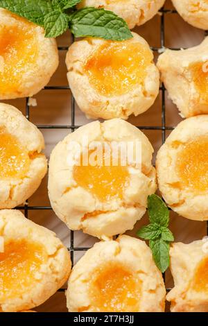 Köstliche, pikante und buttrige Zitronen-Quark-Plätzchen, frisch gebacken Stockfoto