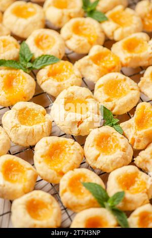 Köstliche, pikante und buttrige Zitronen-Quark-Plätzchen, frisch gebacken Stockfoto