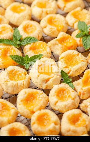 Köstliche, pikante und buttrige Zitronen-Quark-Plätzchen, frisch gebacken Stockfoto