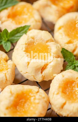 Köstliche, pikante und buttrige Zitronen-Quark-Plätzchen, frisch gebacken Stockfoto