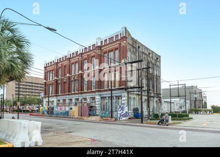 Galveston, USA - 10. November 2023: Altes Backsteingebäude aus dem 19. Jahrhundert in Galveston, USA. Stockfoto