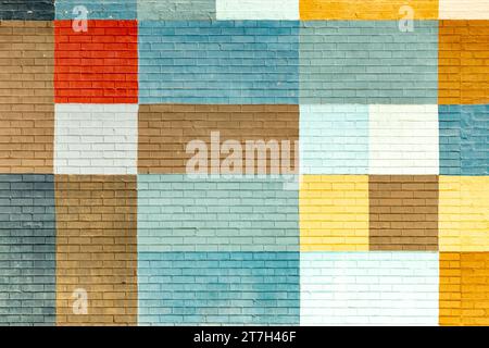 Bunte alte Ziegelwand in verschiedenen Farben im geometrischen Muster Stockfoto