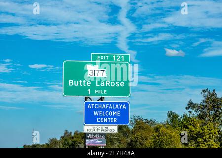 Schild Atchafalaya Welcome Center, 1,5 km am Highway, mit Sicherheitsdienst bei Nacht und Alligator auf der Beschilderung, Louisiana Stockfoto