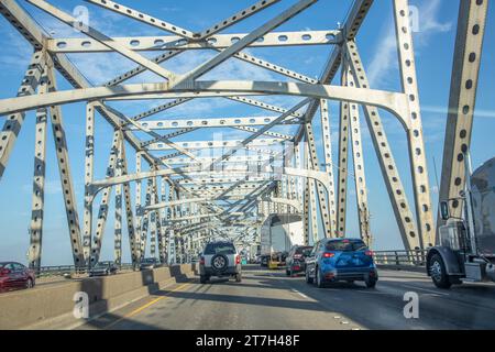 Autos überqueren den Mississippi in Baton Rouge an der alten historischen Horace Wilkinson Bridge in Baton Rouge, Louisiana, USA Stockfoto