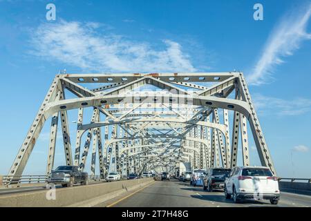 Autos überqueren den Mississippi in Baton Rouge an der alten historischen Horace Wilkinson Bridge in Baton Rouge, Louisiana, USA Stockfoto