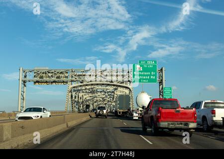 Autos überqueren den Mississippi in Baton Rouge an der alten historischen Horace Wilkinson Bridge in Baton Rouge, Louisiana, USA Stockfoto