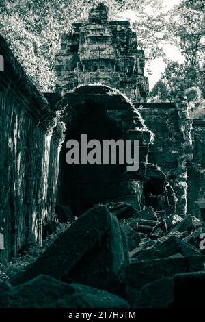 Am späten Nachmittag fängt die Sonne am Ta Prohm Tempel den äußeren Rand eines Bogens ein. Stockfoto