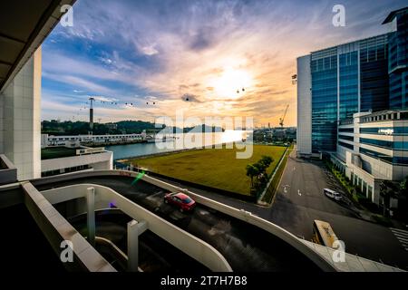 Sonnenuntergang in der Keppel Bay mit Blick auf einen Teil der Insel Sentosa. Stockfoto