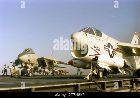 Navy 1981-82 WESTPAC-Flug an Bord des Flugzeugträgers CV-64 der USS Constellation mit F-14 Tomcats VF-24 und VF-211, A-7 Corsairs VA-146 und VA-147, A-6 Eindringlingen VA-165, S-3 Vikings VS-38, E-2 Hawkeyes VAW-112, EA-6 Prowlers VAQ-134, und H-3 Seakings HS-8. In der Luft sind Fotos auf See tanken, Formationsfliegen, U-Boote, Rettungspraxis, Flugdeckoperationen, Katapultstarts, Landefallen und Operationen auf See. Diese Fotos wurden aus der Perspektive von schwer zugänglichen Orten während des Fluges entweder an Deck oder während des Fluges aufgenommen Stockfoto