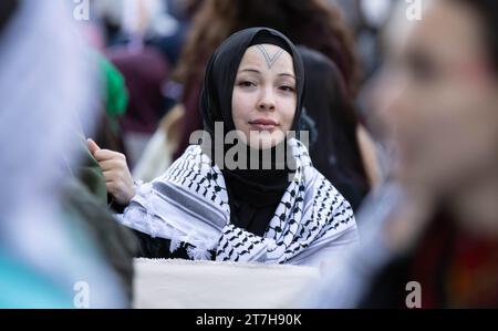 Tausende pro-Palästinenser marschieren durch die Straßen von Toronto und fordern einen Waffenstillstand in Gaza. Stockfoto