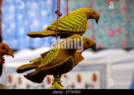 Wunderschönes traditionelles Kunsthandwerk, zum Verkauf während der Handwerksmesse in Pune. Selektiver Fokus. Stockfoto