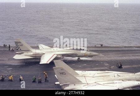 Navy 1981-82 WESTPAC-Flug an Bord des Flugzeugträgers CV-64 der USS Constellation mit F-14 Tomcats VF-24 und VF-211, A-7 Corsairs VA-146 und VA-147, A-6 Eindringlingen VA-165, S-3 Vikings VS-38, E-2 Hawkeyes VAW-112, EA-6 Prowlers VAQ-134, und H-3 Seakings HS-8. In der Luft sind Fotos auf See tanken, Formationsfliegen, U-Boote, Rettungspraxis, Flugdeckoperationen, Katapultstarts, Landefallen und Operationen auf See. Diese Fotos wurden aus der Perspektive von schwer zugänglichen Orten während des Fluges entweder an Deck oder während des Fluges aufgenommen Stockfoto