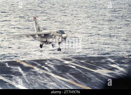 Navy 1981-82 WESTPAC-Flug an Bord des Flugzeugträgers CV-64 der USS Constellation mit F-14 Tomcats VF-24 und VF-211, A-7 Corsairs VA-146 und VA-147, A-6 Eindringlingen VA-165, S-3 Vikings VS-38, E-2 Hawkeyes VAW-112, EA-6 Prowlers VAQ-134, und H-3 Seakings HS-8. In der Luft sind Fotos auf See tanken, Formationsfliegen, U-Boote, Rettungspraxis, Flugdeckoperationen, Katapultstarts, Landefallen und Operationen auf See. Diese Fotos wurden aus der Perspektive von schwer zugänglichen Orten während des Fluges entweder an Deck oder während des Fluges aufgenommen Stockfoto