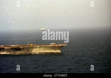 Navy 1981-82 WESTPAC-Flug an Bord des Flugzeugträgers CV-64 der USS Constellation mit F-14 Tomcats VF-24 und VF-211, A-7 Corsairs VA-146 und VA-147, A-6 Eindringlingen VA-165, S-3 Vikings VS-38, E-2 Hawkeyes VAW-112, EA-6 Prowlers VAQ-134, und H-3 Seakings HS-8. In der Luft sind Fotos auf See tanken, Formationsfliegen, U-Boote, Rettungspraxis, Flugdeckoperationen, Katapultstarts, Landefallen und Operationen auf See. Diese Fotos wurden aus der Perspektive von schwer zugänglichen Orten während des Fluges entweder an Deck oder während des Fluges aufgenommen Stockfoto