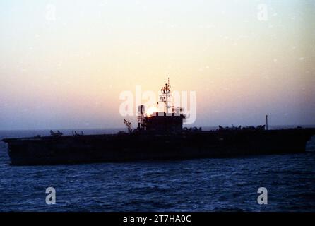 Navy 1981-82 WESTPAC-Flug an Bord des Flugzeugträgers CV-64 der USS Constellation mit F-14 Tomcats VF-24 und VF-211, A-7 Corsairs VA-146 und VA-147, A-6 Eindringlingen VA-165, S-3 Vikings VS-38, E-2 Hawkeyes VAW-112, EA-6 Prowlers VAQ-134, und H-3 Seakings HS-8. In der Luft sind Fotos auf See tanken, Formationsfliegen, U-Boote, Rettungspraxis, Flugdeckoperationen, Katapultstarts, Landefallen und Operationen auf See. Diese Fotos wurden aus der Perspektive von schwer zugänglichen Orten während des Fluges entweder an Deck oder während des Fluges aufgenommen Stockfoto