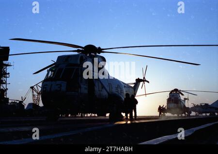 Navy 1981-82 WESTPAC-Flug an Bord des Flugzeugträgers CV-64 der USS Constellation mit F-14 Tomcats VF-24 und VF-211, A-7 Corsairs VA-146 und VA-147, A-6 Eindringlingen VA-165, S-3 Vikings VS-38, E-2 Hawkeyes VAW-112, EA-6 Prowlers VAQ-134, und H-3 Seakings HS-8. In der Luft sind Fotos auf See tanken, Formationsfliegen, U-Boote, Rettungspraxis, Flugdeckoperationen, Katapultstarts, Landefallen und Operationen auf See. Diese Fotos wurden aus der Perspektive von schwer zugänglichen Orten während des Fluges entweder an Deck oder während des Fluges aufgenommen Stockfoto