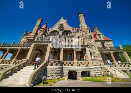 Vancouver Island, Kanada - 15. August 2017: Außenansicht von Craigdarroch Castle in Victoria an einem sonnigen Tag. Stockfoto