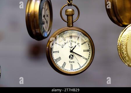 Pune, Maharashtra - 3. November 2023, Verkauf von antiken Uhren / Uhren / Kompass / in Art Craft Fair, Pune, Indien. Stockfoto
