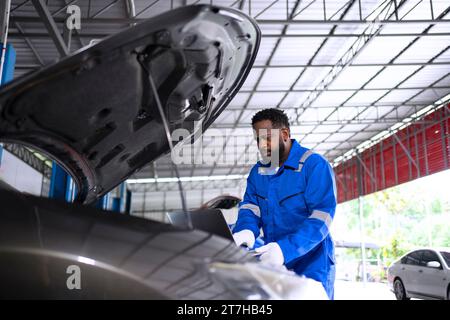 Mechaniker arbeiten in der Autowerkstatt. Konzept für kleine Unternehmen und Ingenieure. Stockfoto