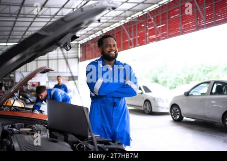 Mechaniker arbeiten in der Autowerkstatt. Konzept für kleine Unternehmen und Ingenieure. Stockfoto