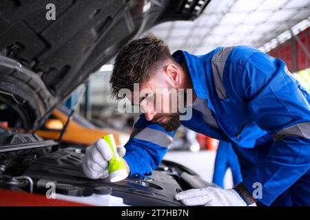 Mechaniker arbeiten in der Autowerkstatt. Konzept für kleine Unternehmen und Ingenieure. Stockfoto