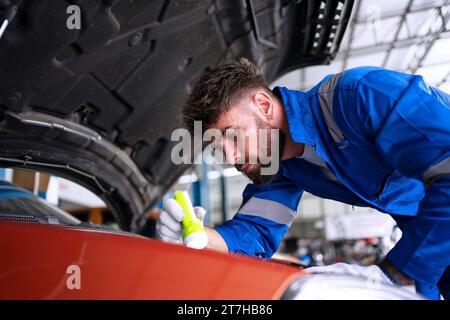 Mechaniker arbeiten in der Autowerkstatt. Konzept für kleine Unternehmen und Ingenieure. Stockfoto