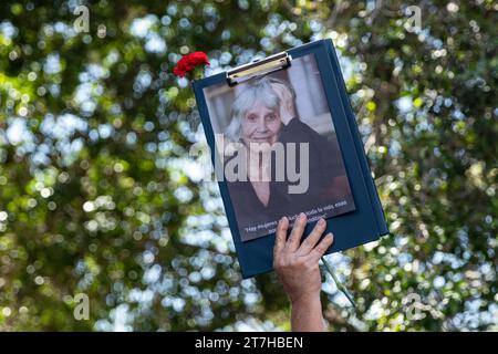 Santiago, Chile. November 2023. Eine Frau hält ein Foto von Joan Jara während der Beerdigung der Tänzerin auf dem General Cemetery in Santiago, Chile. November 2023. (Foto: Joshua Arguello/NurPhoto) Credit: NurPhoto SRL/Alamy Live News Stockfoto