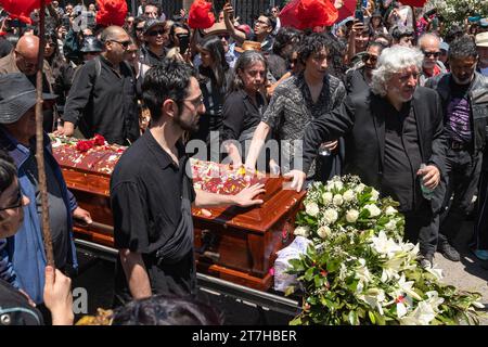 Santiago, Chile. November 2023. Verwandte, Witwe des Sängers VICTOR JARA, beschuldigen ihren Sarg auf dem Generalfriedhof von Santiago, Chile. November 2023. (Foto: Joshua Arguello/NurPhoto)0 Credit: NurPhoto SRL/Alamy Live News Stockfoto