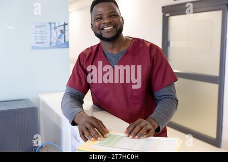 Porträt eines glücklichen afroamerikanischen Arztes im Krankenhausempfang Stockfoto