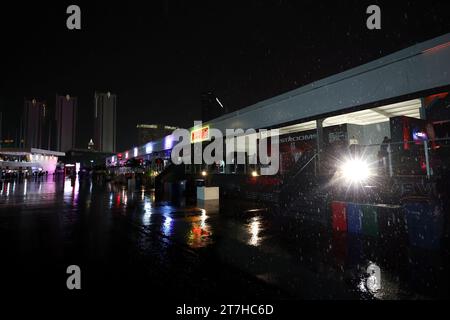 Las Vegas, USA. November 2023. Fahrerlager-Atmosphäre - Regen. Formel-1-Weltmeisterschaft, Rd 22, Las Vegas Grand Prix, Mittwoch, 15. November 2023. Las Vegas Strip Circuit, Las Vegas, Nevada, USA. Quelle: James Moy/Alamy Live News Stockfoto