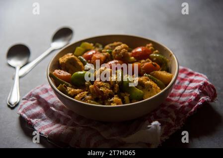 Indisches Hauptgericht gemischtes Gemüse-Curry mit Karotten, Blumenkohl, Bohnen, Paprika und Paneer oder Hüttenkäse in einer Schüssel serviert. Stockfoto