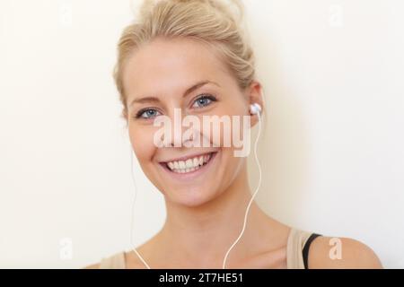 Portrait, Student und Musik mit Ohrhörern hören und mit der Technologie zu Hause entspannen. Audio-Streaming, Radio oder Podcast mit Kopfhörern Stockfoto