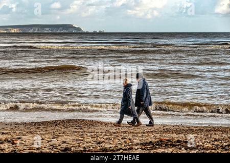 Spaziergang am Avon Beach Mudeford Dorset UK Stockfoto