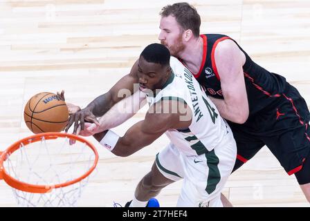 Toronto, Kanada. November 2023. Thanasis Antetokounmpo (L) von Milwaukee Bucks streitet mit Jakob Poeltl von Toronto Raptors während des regulären NBA-Saisonspiels 2023-2024 zwischen Milwaukee Bucks und Toronto Raptors in Toronto, Kanada, am 15. November 2023. Quelle: Zou Zheng/Xinhua/Alamy Live News Stockfoto