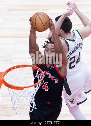 Toronto, Kanada. November 2023. Scottie Barnes (Front) von Toronto Raptors dunks während des regulären NBA-Saisonspiels 2023-2024 zwischen Milwaukee Bucks und Toronto Raptors in Toronto, Kanada, am 15. November 2023. Quelle: Zou Zheng/Xinhua/Alamy Live News Stockfoto