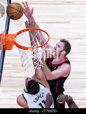 Toronto, Kanada. November 2023. Jakob Poeltl (R) von Toronto Raptors absolvierte am 15. November 2023-2024 ein Lay-up-Spiel zwischen Milwaukee Bucks und Toronto Raptors in Toronto, Kanada, am 15. November 2023. Quelle: Zou Zheng/Xinhua/Alamy Live News Stockfoto