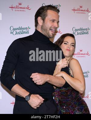 15. November 2023, Los Angeles, Kalifornien, Usa: 14. November 2023 – Los Angeles, Kalifornien – John Brotherton, Erin Cahill. Hallmark Channel's Countdown zu Christmas Carpet und Holiday Celebration at the Grove. Foto: Billy Bennight/AdMedia (Foto: © Billy Bennight/ZUMA Press Wire) NUR REDAKTIONELLE VERWENDUNG! Nicht für kommerzielle ZWECKE! Stockfoto