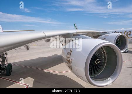 Zwei große Rolls-Royce-Motoren auf einem Airbus A380 von Emirates Airline, ausgestellt auf der Dubai Airshow 2023, Vereinigte Arabische Emirate Stockfoto