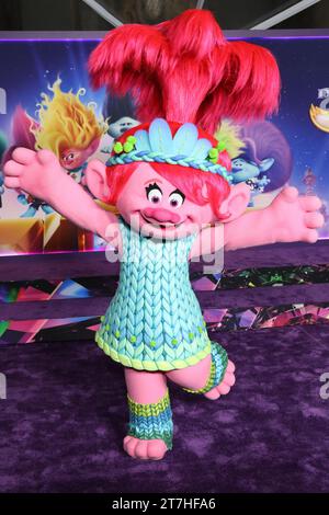 Hollywood, USA. November 2023. „Poppy“ the Troll kommt am Mittwoch, den 15. November 2023, im TCL Chinese Theatre in Hollywood, CA, bei der Trolls Band Together Special Screening an. (Foto: Conor Duffy/SIPA USA) Credit: SIPA USA/Alamy Live News Stockfoto