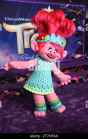 Hollywood, USA. November 2023. „Poppy“ the Troll kommt am Mittwoch, den 15. November 2023, im TCL Chinese Theatre in Hollywood, KALIFORNIEN an der Trolls Band Together Special Screening an. (Foto: Conor Duffy/SIPA USA) Credit: SIPA USA/Alamy Live News Stockfoto