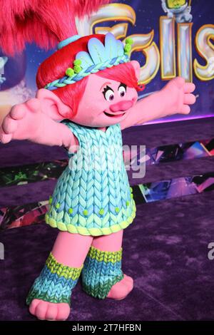 Hollywood, USA. November 2023. „Poppy“ the Troll kommt am Mittwoch, den 15. November 2023, im TCL Chinese Theatre in Hollywood, CA, bei der Trolls Band Together Special Screening an. (Foto: Conor Duffy/SIPA USA) Credit: SIPA USA/Alamy Live News Stockfoto