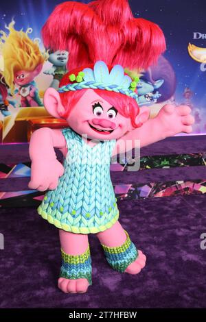 Hollywood, USA. November 2023. „Poppy“ the Troll kommt am Mittwoch, den 15. November 2023, im TCL Chinese Theatre in Hollywood, CA, bei der Trolls Band Together Special Screening an. (Foto: Conor Duffy/SIPA USA) Credit: SIPA USA/Alamy Live News Stockfoto