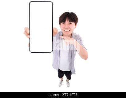 Glücklicher asiatischer junger Mann, der ein Smartphone-Modell von leerem Bildschirm hält Stockfoto