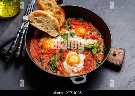 Leckeres Shakshuka-Frühstück in einer Pfanne Stockfoto