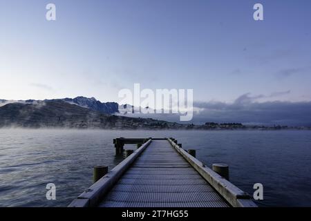 Farbenfroher Sonnenaufgang über dem Lake Wakatipu in Queenstown, Neuseeland Stockfoto