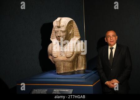 Sydney, Australien. November 2023. Medienvorschau der Ausstellung Ramses & das Gold der Pharaonen im Australian Museum, mit 182 unbezahlbaren Artefakten, einschließlich des Sarkophags von Ramses II. - Einem der seltensten und beeindruckendsten königlichen Särge aus dem alten Ägypten, die jemals entdeckt wurden. Australian Museum, Hintze Hall. 1 William Street, cnr College St, Sydney. Im Bild: Oberer Teil der Granodioritstatue von Merenptah und Dr. Mostafa Waziry, Generalsekretär des Obersten Rates der Antiken, Ministerium für Tourismus und Antiquitäten, Ägypten und renommierter Ägyptologe und Archäologe. Stockfoto