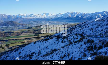 Blick auf das Wakatipu Basin von der Crown Range Road in der Nähe von Queenstown, Neuseeland Stockfoto