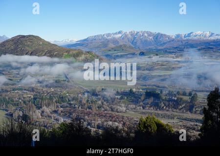 Blick auf das Wakatipu Basin von der Crown Range Road in der Nähe von Queenstown, Neuseeland Stockfoto